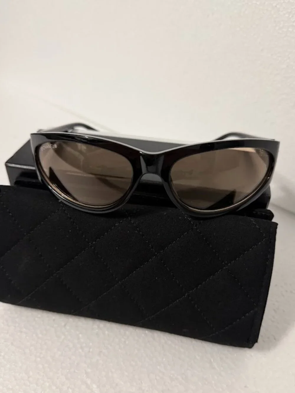 Black Oval Wrap Sunglasses Brown Lenses Gold Logo Detail 63-20-115